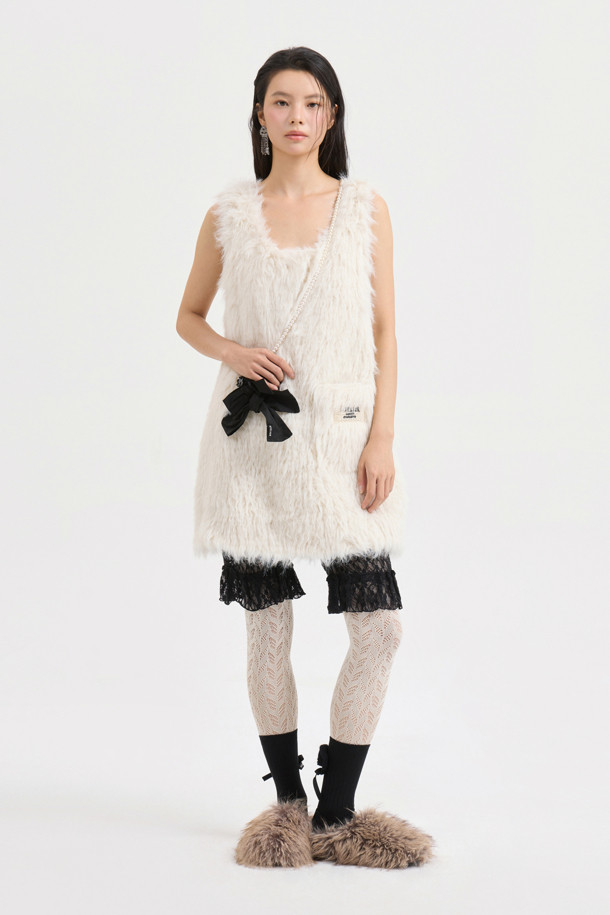 [Atelier] 바이커 밴딩 쇼츠 (멀티 컬러)는 유니크하고 캐주얼한 스타일을 연출해주는 무릎 기장의 슬림핏 숏팬츠입니다. 옆라인 지퍼 디테일과 허리 레터링, 밑단 턱 디테일이 특징이며, 신축성 있는 소재와 레이스 소재가 사용되어 편안한 착용감을 제공합니다. 밴딩 처리로 더욱 활동적이며, 레이어드하여 다양한 스타일을 연출할 수 있습니다. 일상, 동네 마실룩, 휴가룩 등 다양한 TPO에 활용하기 좋은 아이템입니다. 멀티 컬러 디자인으로 개성 있는 스타일을 완성해 보세요.
