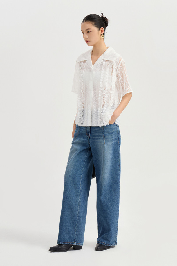 레이스 프릴 하프 슬리브 블라우스 (화이트)는 여성스러운 무드를 연출하는 블라우스입니다. 봄, 여름 시즌에 어울리는 일자핏 블라우스로, 클래식 스타일을 선호하는 분들께 추천합니다. 은은한 레이스 조직과 러플 장식, 브이넥 디자인이 특징이며, 앞 중심 단추 여밈으로 간편하게 착용할 수 있습니다. 데이트룩, 카페룩, 모임룩 등 다양한 TPO에 활용 가능하며, 미니멀, 로맨틱 스타일을 즐기는 분들께도 잘 어울립니다.
