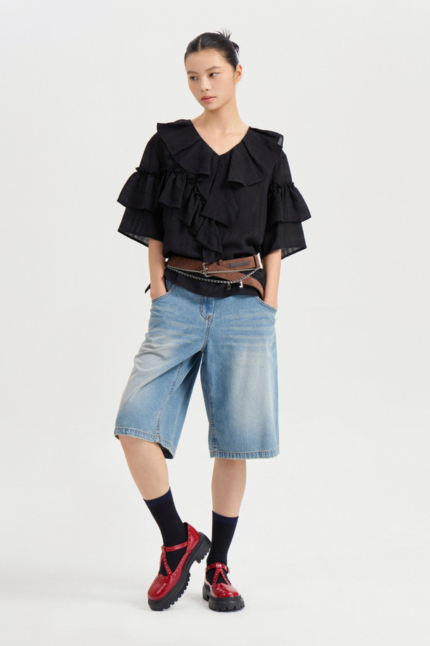 **러플 포인트 체크 블라우스 (블랙)**

페미닌한 무드의 여성 블라우스입니다. 봄, 여름 시즌에 어울리는 얇은 두께감의 폴리에스테르, 레이온 혼방 소재로 제작되었습니다. 루즈핏에 V넥 디자인이며, 러플 디테일과 비대칭 네크라인이 특징입니다. 반소매 소매 셔링과 뒷넥 단추 여밈으로 여성스러운 포인트를 더했습니다. 데이트룩, 카페룩, 모임룩 등 다양한 TPO에 클래식, 미니멀, 로맨틱 스타일로 연출하기 좋습니다.
