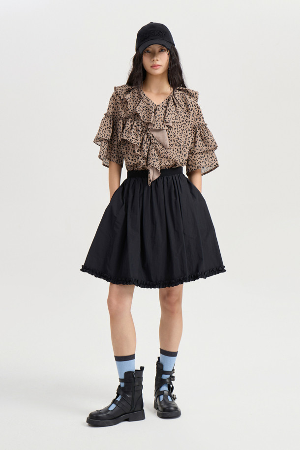 **Ruffle Point Leopard 블라우스 (브라운)**

페미닌하고 클래식한 무드를 연출하는 Ruffle Point Leopard 블라우스입니다. 브라운 컬러의 레오파드(호피) 패턴이 특징이며, 봄, 여름, 가을 계절에 활용하기 좋습니다. 루즈핏으로 편안하게 착용 가능하며, 비대칭 네크라인과 긴소매, 소매 셔링, 볼륨감있는 디자인이 돋보입니다. 뒷넥 단추 여밈으로 간편하게 탈착용할 수 있으며, 데이트룩, 카페룩, 모임룩 등 다양한 TPO에 맞춰 클래식, 로맨틱, 미니멀 스타일을 연출해보세요.
