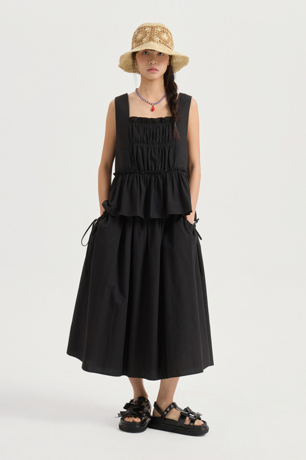 "Back Lettering Strap Shirring Top Blouse (black)"는 시원한 여름을 위한 여성용 민소매 블라우스입니다. 무지 패턴의 블랙 컬러에 스퀘어넥 디자인과 셔링 & 티어드 디테일, 미디 길이로 캐주얼한 스타일을 연출합니다. 얇은 두께감과 루즈핏으로 편안하게 착용 가능하며, A라인 치마 타입입니다.
