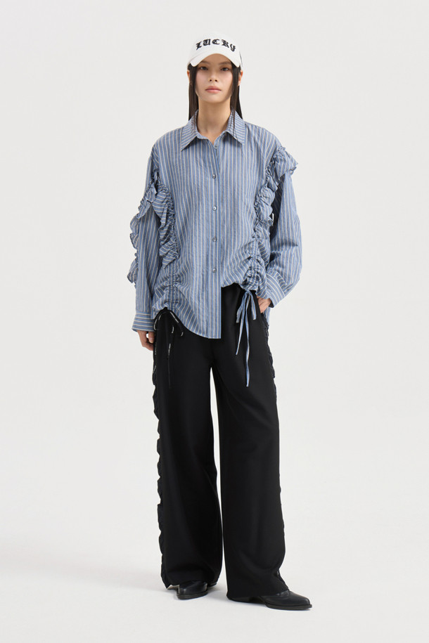 [Re-Order] 셔츠 스타일 프릴 스트라이프 블라우스 (블루)는 여성스러운 무드와 캐주얼한 스타일을 동시에 연출하는 블라우스입니다. 봄, 여름 시즌에 적합하며, 셔츠 칼라와 긴 소매, 루즈핏으로 편안하게 착용할 수 있습니다. 코튼 소재로 제작되어 부드러운 촉감을 선사하며, 프릴 디테일, 비대칭 디자인, 스트링 디테일, 바이오 워싱으로 포인트를 더했습니다. 데이트룩, 스마트 캐주얼, 미니멀 스타일을 즐겨 입는 분들께 추천합니다.
