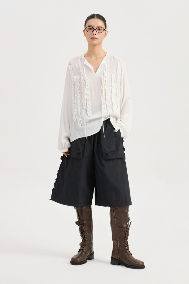 프릴 포인트 라운드 넥 블라우스 (아이보리)는 여성스러운 분위기를 연출하는 블라우스입니다. 부드러운 레이온 소재로 제작되어 편안한 착용감을 선사하며, 라운드넥 디자인과 어깨 셔링 디테일이 특징입니다. 좌우 언밸런스 프릴과 네크 끈 디테일이 더해져 유니크하면서도 클래식한 무드를 자아냅니다. 루즈핏으로 제작되어 편안하게 착용 가능하며, 데이트룩, 카페룩, 모임룩 등 다양한 TPO에 활용하기 좋습니다. 봄, 여름 시즌에 어울리는 얇은 두께감과 긴 소매 기장으로, 로맨틱, 미니멀 스타일을 즐겨 입는 분들께 추천합니다.
