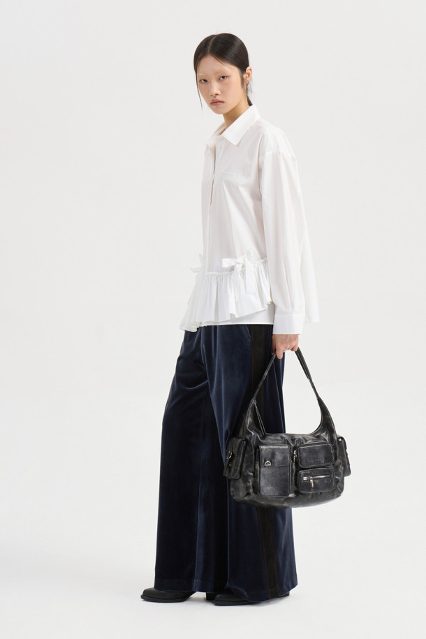 프릴 헴 셔츠 타입 블라우스 (아이보리)는 부드러운 면 소재로 제작되어 봄, 여름에 시원하게 착용할 수 있습니다. 카라넥에 루즈핏 디자인으로 클래식하면서도 캐주얼한 무드를 연출하며, 은은한 아이보리 컬러가 어떤 하의와도 잘 어울립니다. 밑단 프릴과 리본, 러플 디테일이 여성스러운 포인트를 더하고, 바이오 워싱 처리로 부드러운 촉감을 선사합니다. 데이트룩, 카페룩, 봄 소풍룩 등 다양한 TPO에 활용 가능하며, 단추 디테일로 세련됨을 더했습니다.
