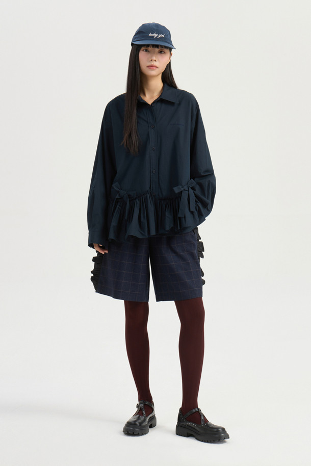 프릴 헴 셔츠 타입 블라우스 (다크 네이비)는 부드러운 코튼 소재로 제작되어 봄, 가을에 착용하기 좋은 여성 블라우스입니다. 셔츠 칼라와 루즈핏 디자인으로 클래식하면서도 캐주얼한 분위기를 연출하며, 무지 패턴에 프릴 헴라인 디테일과 리본 디테일이 여성스러운 포인트를 더합니다. 앞 중심 폴리 단추와 바이오 워싱 처리를 통해 편안한 착용감을 선사하며, 데이트룩, 카페룩, 오피스룩 등 다양한 TPO에 활용 가능합니다. 미니멀, 캐주얼 스타일을 선호하는 분들께 추천합니다. 긴 소매 기장으로 간절기 날씨에 적합하며, 다크 네이비 컬러는 세련된 느낌을 줍니다.
