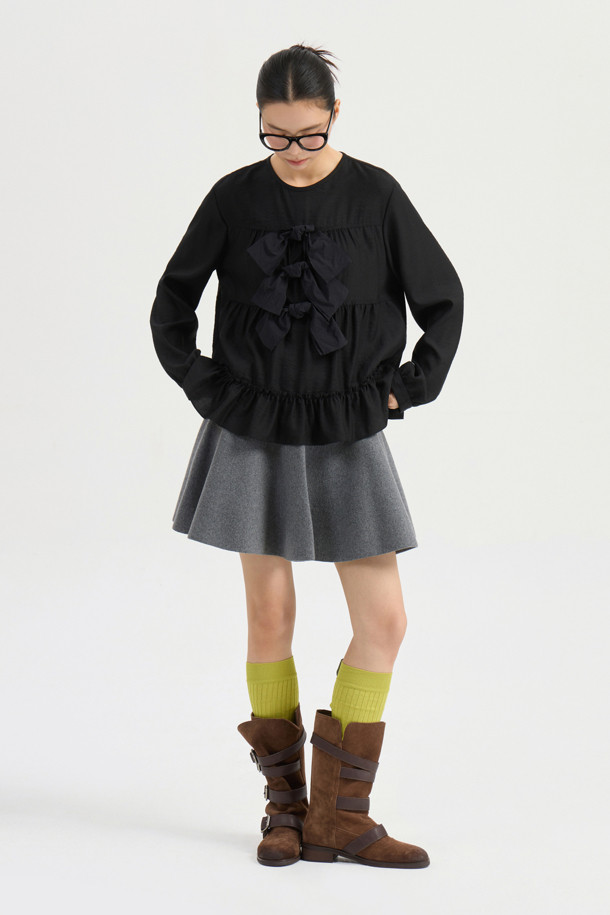 리본 포인트 칼라리스 블라우스 (블랙)는 페미닌하고 클래식한 무드를 연출하는 여성 상의입니다. 텐셀 혼방 소재로 제작되어 부드러운 촉감을 선사하며, 봄, 가을 시즌에 착용하기 좋습니다. 라운드 넥 라인과 루즈핏으로 편안한 착용감을 제공하며, 뒷넥 단추, 셔링, 밑단 프릴 등의 디테일이 돋보입니다. 데이트룩, 오피스룩, 모임룩 등 다양한 TPO에 활용할 수 있으며, 클래식, 미니멀, 로맨틱 스타일을 즐기는 분들께 추천합니다. (*마찰이나 습기에 의한 이염에 주의*)
