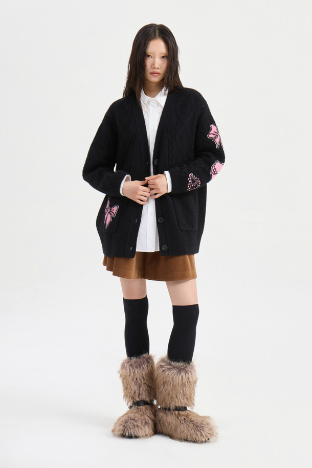 "Embroidery Point Shirt Blouse (화이트)"는 여성스러운 무드를 연출하는 화이트 컬러의 셔츠/블라우스입니다. 차이나칼라와 긴 소매, 루즈핏 디자인으로 편안하면서도 세련된 스타일을 완성합니다. 앞 중심 버튼으로 간편하게 착용 가능하며, LC 레터링 자수와 리본 자수 디테일이 돋보입니다. 데이트룩, 출근룩 등 다양한 TPO에 활용 가능하며, 클래식, 미니멀, 로맨틱 스타일을 즐기는 분들께 추천합니다. 사계절 내내 활용 가능한 베이직한 디자인으로, 자수 패턴이 포인트가 되어 밋밋함을 덜어줍니다.
