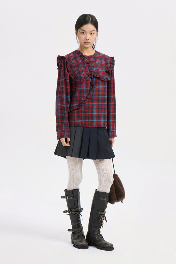 프릴 포인트 체크 블라우스 (레드)는 여성스러운 무드를 연출하는 클래식 스타일의 상의입니다. 따뜻한 촉감과 세미 A라인 핏으로 편안하게 착용 가능하며, 가을과 겨울에 어울리는 아이템입니다. 라운드넥 디자인에 프릴 디테일이 더해져 로맨틱한 분위기를 더하고, 뒷 넥 단추 클로징으로 깔끔하게 마감되었습니다. 체크 패턴과 긴 소매 기장으로 클래식하면서도 세련된 스타일을 완성해 데이트룩, 모임룩, 소개팅룩에 활용하기 좋습니다. 마찰에 의해 필링이 발생할 수 있으므로 착용 시 주의 바랍니다.
