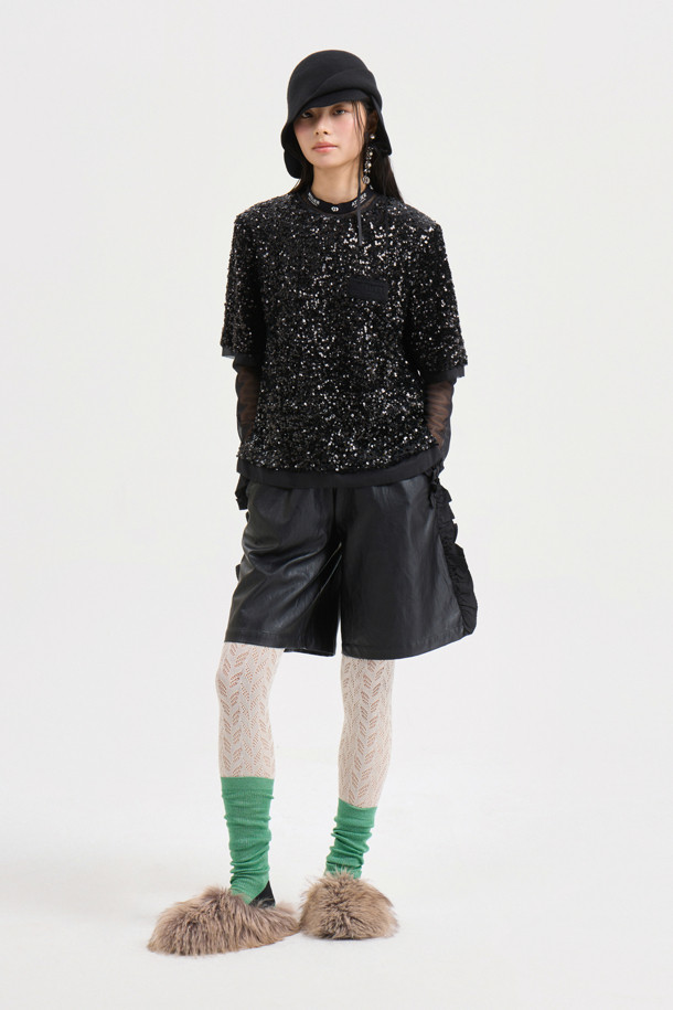 [Atelier] 스팽글 하프 슬리브 블라우스 (블랙)는 여성 의류 상의, 블라우스 카테고리에 속합니다. 클래식하고 유니크한 스타일을 연출하며, 사계절 내내 착용 가능합니다. 벨벳 소재에 실버 스팽글 장식이 더해져 화려함을 더하고, 뒤 단추 여밈과 가슴 니트 장식이 특징입니다. 일자핏 크롭 기장의 반소매 블라우스로, 데이트룩, 파티룩, 연말 모임룩은 물론 시크하고 미니멀한 스타일을 완성합니다. 안감은 스트레치 소재로 편안한 착용감을 선사합니다.
