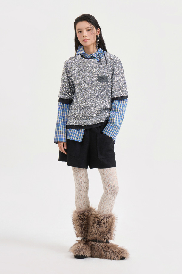 [Atelier] 스팽글 하프 슬리브 블라우스 (실버)는 여성 고객을 위한 블라우스입니다. 벨벳 소재에 실버 컬러의 스팽글 장식이 더해져 화려하면서도 유니크한 스타일을 연출합니다. 반소매 기장의 일자핏 블라우스로, 뒤 단추 여밈과 네크라인, 소매단, 밑단의 시어 배색이 특징입니다. 가슴 부분의 니트 장식이 포인트로, 파티룩, 연말 모임룩, 모임룩 등 TPO에 활용 가능하며, 클래식, 시크, 미니멀 스타일을 선호하는 고객에게 추천합니다.
