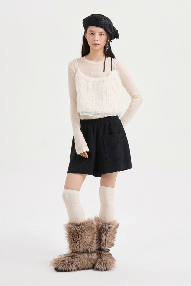 [Atelier] 페이크 퍼 탑 블라우스 (아이보리)는 여성 의류로, 가을/겨울 시즌에 유니크하고 캐주얼한 스타일을 연출하기 좋습니다. 아이보리 컬러의 페이크 퍼 소재로 제작되었으며, 민소매 크롭 기장으로 디자인되었습니다. 어깨끈 길이 조절이 가능하며, 밑단에는 시어 배색 소재를 레이어드하여 포인트를 더했습니다. 뒷판에는 아틀리에 로고 테이프 장식이 있으며, 세미 A라인 핏으로 부드러운 촉감과 두꺼운 두께감을 자랑합니다. 데이트룩, 카페룩, 연말 모임룩 등 다양한 TPO에 맞춰 슬림한 이너와 데님 팬츠와 함께 캐주얼, 미니멀, 시크한 스타일을 연출해 보세요.
