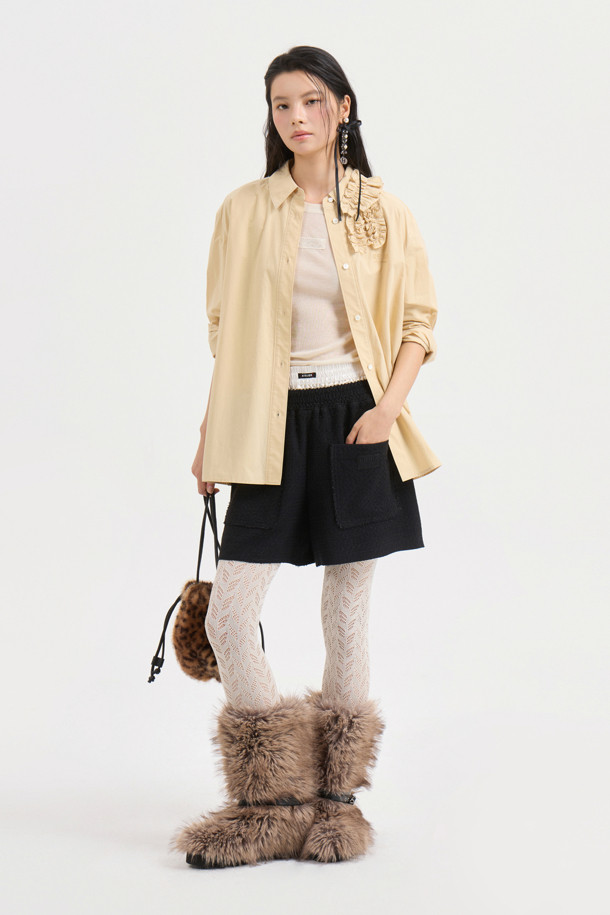 [Atelier] 프릴 포인트 셔츠 타입 블라우스 (베이지)는 캐주얼, 클래식, 로맨틱 스타일을 아우르는 여성 블라우스입니다. 베이지 컬러에 스탠다드 핏과 긴소매 디자인으로, 봄, 가을에 활용하기 좋습니다. 앞 중심 단추, 프릴 디테일, 가슴 레터링 자수가 포인트이며, 오픈 클로징 방식으로 편안하게 착용할 수 있습니다. 데이트룩, 카페룩, 모임룩 등 다양한 TPO에 잘 어울리는 아이템입니다. 프릴 넥 라인이 여성스러운 분위기를 더합니다.
