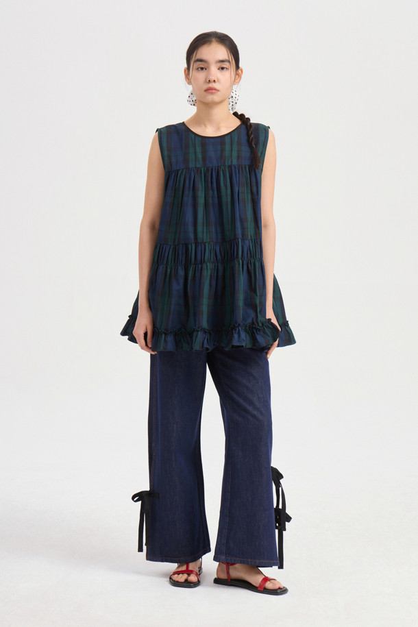 싱그러운 그린 컬러가 돋보이는 [Re-Order] 슬리브리스 체크 셔링 블라우스입니다. 캐주얼하고 걸리시한 무드를 연출하며, 봄, 여름 시즌 데이트룩이나 소풍룩에 제격입니다. 라운드넥에 민소매 디자인으로 시원함을 더하고, A라인 핏과 셔링 디테일, 러플 밑단이 여성스러운 실루엣을 완성합니다. 뒷면 리본 장식으로 포인트를 주어 로맨틱한 분위기를 자아냅니다. 체크 패턴이 밋밋함을 덜어주어 단독으로 착용해도 스타일리시합니다.
