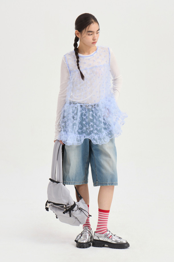 **플라워 자수 셔링 민소매 블라우스 (라이트 블루)**

산뜻한 라이트 블루 컬러의 플라워 자수 셔링 민소매 블라우스입니다. 메쉬 소재로 시원하고, 라운드넥 디자인에 A라인 핏으로 여성스러운 실루엣을 연출합니다. 플라워 자수와 셔링 디테일, 밑단 러플, 뒷면 리본으로 클래식하면서도 유니크한 무드를 더했습니다. 데이트룩, 카페룩, 모임룩 등 다양한 TPO에 활용 가능하며, 레이어드하여 스타일리시하게 연출할 수 있습니다. 봄, 여름 시즌에 로맨틱하고 걸리시한 스타일을 완성해 보세요.
