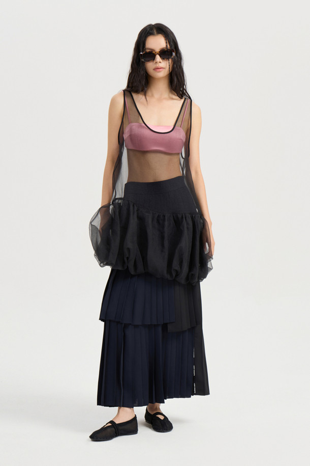 백 리본 볼륨 시어 탑 블라우스 (블랙)는 여성스러운 무드를 연출하는 블라우스입니다. 시스루 소재와 오버핏 디자인으로 유니크하고 캐주얼한 스타일을 완성하며, 봄, 여름 시즌에 활용하기 좋습니다. 얇은 두께감과 라운드넥, 민소매 디자인으로 시원하게 착용할 수 있으며, 밑단 셔링 디테일이 특징입니다. 뒷넥 레터링 테이프가 포인트이며, 레이어드 스타일링으로 다양한 연출이 가능합니다. 데이트룩, 카페룩, 모임룩 등 다양한 TPO에 미니멀하고 시크한 스타일을 더해보세요.
