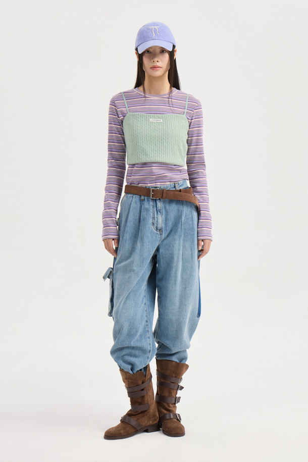 Label Point Jersey Top (라벨 포인트 저지 탑)은 뷔스티에 스타일의 크롭 기장 상의입니다. 부드러운 저지 소재에 꽈배기 조직으로 포인트를 주었으며, 민트 컬러가 산뜻한 느낌을 더합니다. 어깨끈 조절이 가능하여 핏을 조절할 수 있으며, 레이어드하여 다양한 스타일을 연출할 수 있습니다. 데이트룩, 카페룩, 봄 소풍룩 등 캐주얼하고 걸리시한 스타일을 완성해보세요. 슬림핏 디자인으로 여성스러운 실루엣을 강조합니다.
