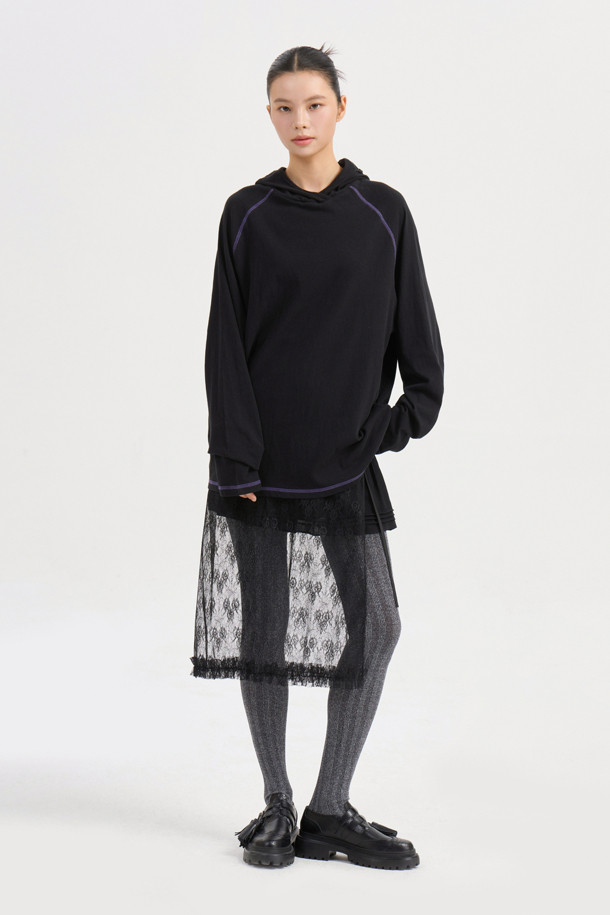 루즈핏 후드 티셔츠 (블랙)는 홑겹 후드 디자인으로 제작되어 가볍고 편안한 착용감을 선사합니다. 암홀과 밑단에 배색 스티치 포인트를 주어 은은한 멋을 더했으며, 밑단 개발 라벨 디테일로 디자인의 완성도를 높였습니다. 캐주얼, 스트리트, 미니멀 스타일을 즐겨 입는 분들께 추천하며, 데일리룩, 집콕룩, 산책룩 등 다양한 TPO에 활용하기 좋습니다. 레귤러 기장의 긴소매 루즈핏으로, 부드러운 촉감의 무지 블랙 컬러가 어떤 옷에도 잘 어울립니다.
