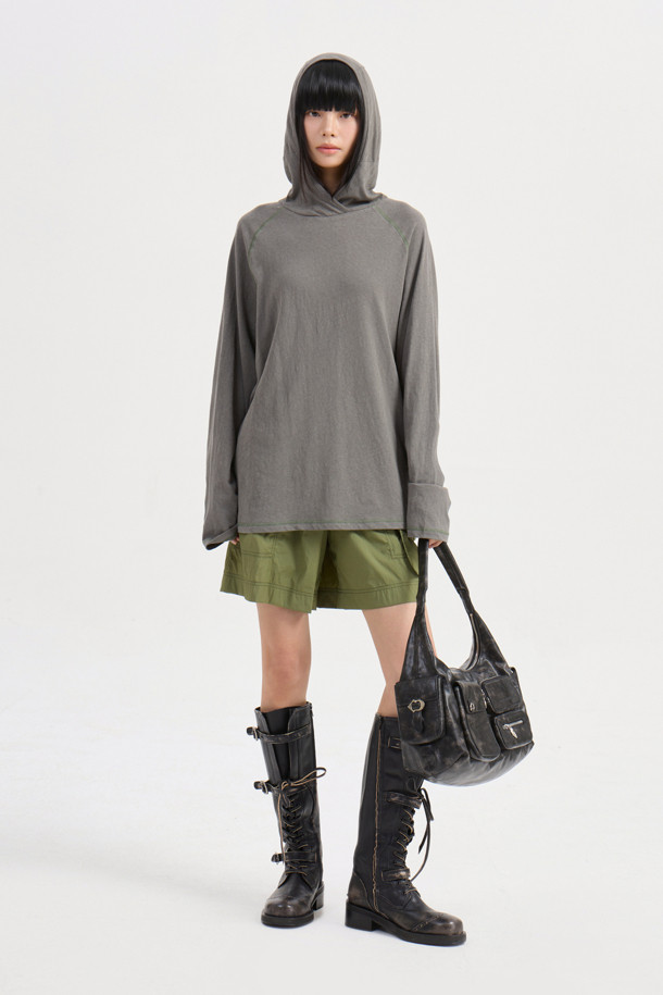 [Re-Order] 루즈 핏 후드 티셔츠 (grey)는 편안한 착용감을 선사하는 캐주얼 스타일의 후드 티셔츠입니다. 얇은 두께감과 부드러운 촉감으로 제작되어, 동네 마실룩, 집콕룩, 산책룩 등 언제 어디서든 편안하게 입기 좋습니다. 홑겹 후드 디자인과 암홀, 밑단 컬러 배색 스티치가 특징이며, 루즈 핏으로 여유로운 실루엣을 연출합니다. 무지 디자인에 밑단 개발 라벨로 포인트를 더한 미니멀, 시티 보이 스타일의 후드 티셔츠입니다. 긴 소매 기장으로 다양한 스타일링이 가능합니다.
