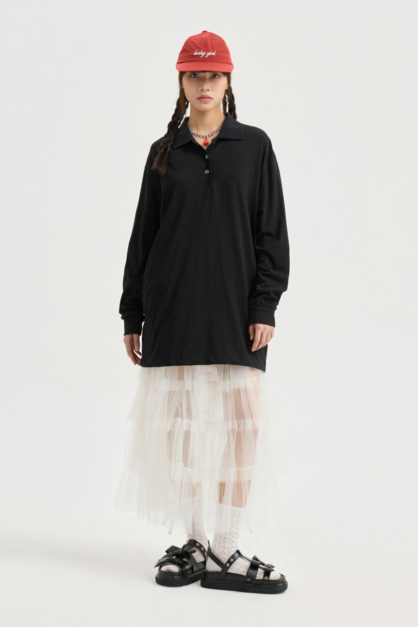 루즈 핏 피케 티셔츠(블랙)는 데일리 캐주얼 스타일을 위한 유니섹스 긴소매 티셔츠입니다. 부드러운 면 소재로 제작되어 편안한 착용감을 선사하며, 니트 카라 패치 디테일과 LUCKY 레터링 자수, 가슴 왼쪽 자수 포인트로 포인트를 더했습니다. 루즈핏과 세미 박시 핏으로 편안한 활동성을 제공하며, 동네 마실룩, 카페룩 등 다양한 TPO에 맞춰 미니멀하고 클래식한 스타일을 연출할 수 있습니다. 봄, 여름 시즌에 활용하기 좋은 아이템입니다.
