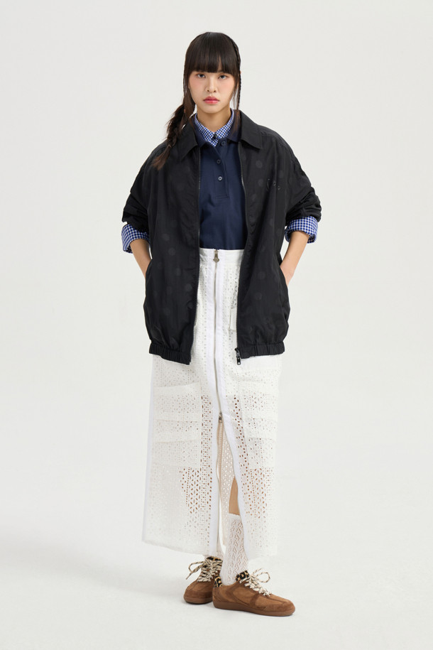 루즈 핏 피케이 티셔츠 (라이트 네이비)는 데일리룩과 동네 마실룩에 적합한 캐주얼 스타일의 피케 티셔츠입니다. 니트 카라 디자인에 가슴 왼쪽 LUCKY 레터링 자수 디테일이 돋보이며, 세미 박시 핏으로 편안한 착용감을 선사합니다. 넉넉한 사이즈와 어깨선 라인이 자연스럽게 떨어져 활동성을 더합니다. 라이트 네이비 컬러로 미니멀한 스타일을 연출하기 좋습니다.
