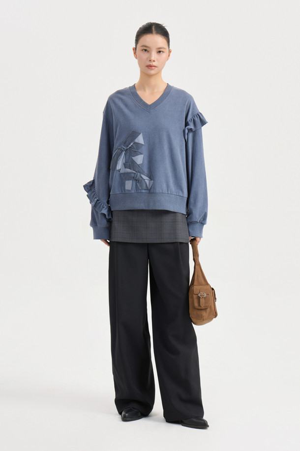 자수 포인트 스웨트셔츠 (다크블루)는 여성스러운 무드를 연출하는 캐주얼 스타일의 맨투맨입니다. 부드러운 면 소재에 루즈핏으로 편안한 착용감을 선사하며, 봄, 가을에 적합합니다. 브이넥 디자인에 리본 자수 장식과 프릴 소매 디테일이 더해져 로맨틱한 분위기를 자아냅니다. 피그먼트 워싱 처리로 빈티지한 느낌을 주어 데이트룩, 카페룩, 봄 소풍룩 등 다양한 TPO에 활용하기 좋습니다.
