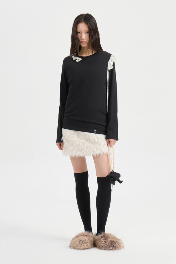 블랙 색상의 니트 크로셰 포인트 롱 슬리브 티셔츠입니다. 부드러운 촉감의 니트 소재로 제작되어 봄, 가을, 겨울 모두 활용 가능하며, 레귤러 핏으로 편안하게 착용할 수 있습니다. 라운드넥 디자인에 어깨 니트 테이프 장식과 밑단 라벨 디테일이 돋보입니다. 출근룩이나 모임룩 등 다양한 TPO에 클래식, 미니멀, 캐주얼 스타일로 연출하기 좋습니다. 무지 디자인으로 어떤 스타일에도 쉽게 매치할 수 있는 베이직한 티셔츠입니다.
