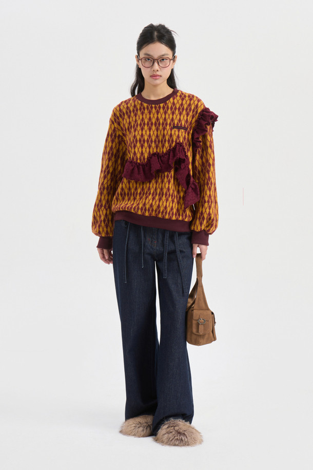 프릴 포인트 아가일 스웨트 티셔츠 (와인)는 포근한 기모 안감으로 따뜻함을 더한 여성용 맨투맨입니다. 캐주얼한 무드의 루즈핏으로 편안하게 착용 가능하며, 라운드넥과 긴 소매 기장으로 디자인되었습니다. 아가일 패턴과 프릴 디테일, 레터링 자수가 돋보여 포인트를 더했습니다. 집콕룩이나 산책룩 등 데일리하게 활용하기 좋으며, 미니멀, 클래식 스타일을 즐겨 입는 분들께 추천합니다. 다만, 필링에 주의하여 관리해야 합니다.
