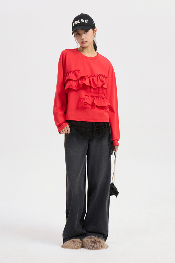 프릴 포인트 스탠다드 핏 롱 슬리브 티셔츠 (레드)는 여성용 티셔츠로, 봄, 가을에 캐주얼하게 즐겨 입기 좋습니다. 부드러운 면 소재에 얇은 두께감으로 편안한 착용감을 선사하며, 라운드넥과 긴 소매 기장으로 디자인되었습니다. 스탠다드 핏으로 어떤 스타일에도 잘 어울리며, 프릴 디테일이 여성스러운 무드를 더합니다. 16수 싱글 져지 원단과 메쉬 소재 믹스로 포인트를 주었으며, 데이트룩이나 봄 소풍룩에 매치하기 좋습니다. 진한 컬러 특성상 이염에 유의하여 착용하십시오.
