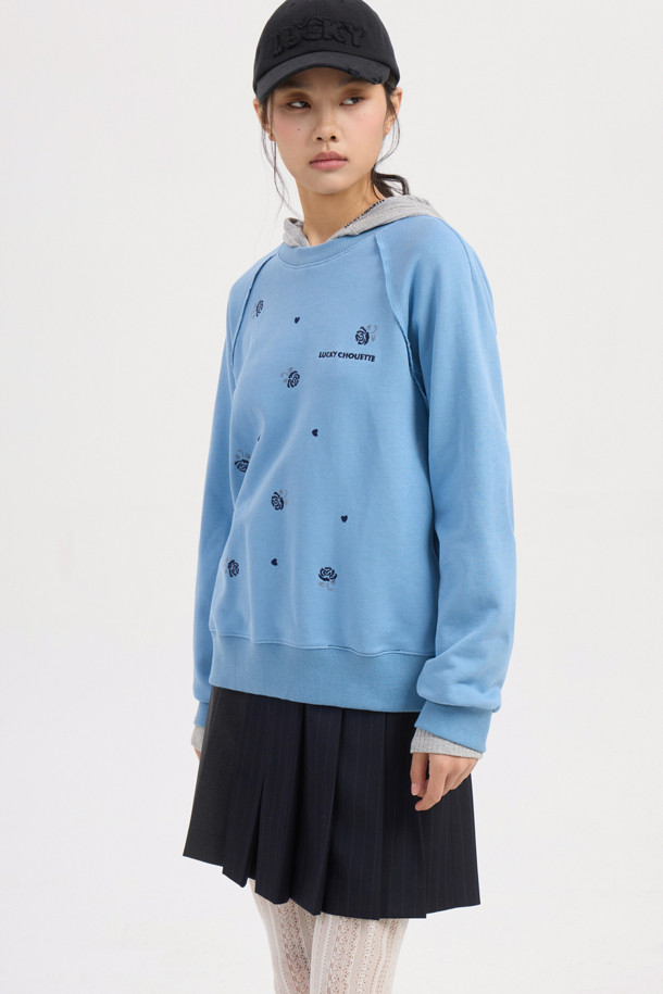 블루 컬러의 플라워 자수 스웨트 티셔츠입니다. 부드러운 면 소재로 제작되어 편안한 착용감을 선사하며, 봄, 가을 시즌에 활용하기 좋습니다. 캐주얼하고 미니멀한 스타일로, 일상복이나 봄 소풍룩으로 연출하기 좋습니다. 장미 모티브 프린트와 레터링 자수 디테일이 돋보이며, 루즈핏과 라운드넥 디자인으로 편안하게 착용할 수 있습니다. 긴 소매 기장으로 간절기 날씨에 적합하며, 다양한 하의와 매치하여 스타일리시하게 연출해보세요.
