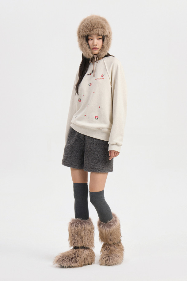 플라워 자수 스웨트 티셔츠 (오트밀)는 부드러운 면 소재로 제작되어 편안한 착용감을 선사합니다. 루즈핏으로 제작되어 여유로운 실루엣을 연출하며, 라운드넥과 긴소매 디자인으로 어떤 스타일에도 잘 어울립니다. 가을, 겨울 시즌에 적합하며, 두꺼운 두께감으로 따뜻하게 입을 수 있습니다. 장미 모티브와 레터링 자수 디테일이 돋보이는 캐주얼 스타일의 맨투맨으로, 집콕룩이나 산책룩으로 활용하기 좋습니다.
