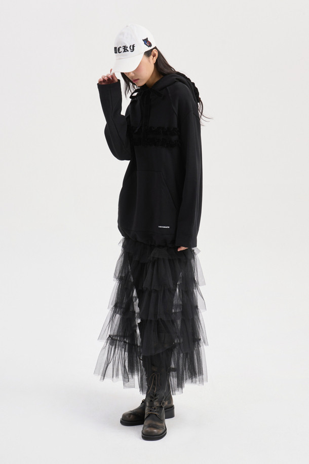 프릴 포인트 루즈핏 후드 티셔츠 (블랙)는 여성 고객을 위한 캐주얼 스타일의 후드 티셔츠입니다. 솔리드 3단 쮸리 면 소재로 제작되어 편안한 착용감을 제공하며, 봄, 가을에 적합합니다. 루즈핏으로 활동성을 높였으며, 프릴 디테일과 캥거루 포켓, 레터링 자수 디자인으로 포인트를 더했습니다. 산책룩, 집콕룩 등 다양한 TPO에 활용 가능하며, 미니멀한 스타일 연출에도 용이합니다. 긴 소매 기장의 무지 디자인으로 어떤 하의와도 쉽게 매치할 수 있습니다.
