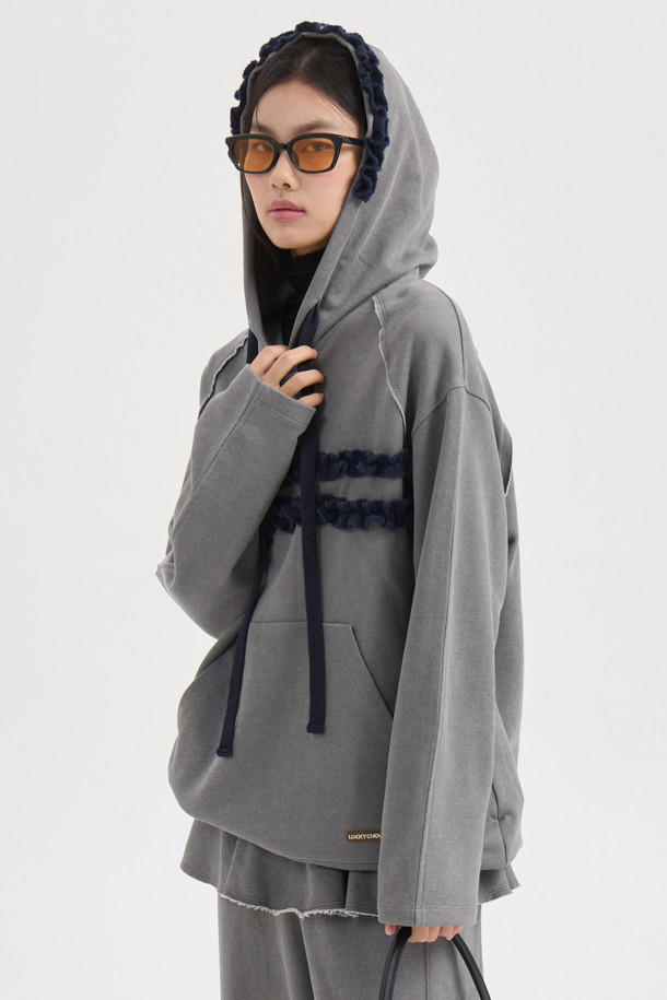 프릴 포인트 루즈핏 후드 티셔츠 (그레이)는 3단 쮸리 소재로 제작되어 부드러운 촉감을 선사하는 데일리 후드 티셔츠입니다. 캐주얼, 미니멀, 스트리트 스타일을 모두 소화할 수 있으며, 캥거루 포켓과 레터링 자수 디테일이 돋보입니다. 루즈핏으로 편안한 착용감을 제공하며, 피그먼트 워싱으로 빈티지한 멋을 더했습니다. 봄, 가을, 겨울 모두 활용 가능하며, 집콕룩이나 산책룩으로 활용하기 좋습니다. 
