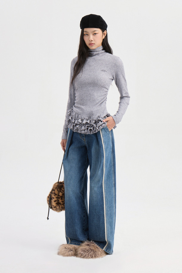 프릴 포인트 메탈 롱 슬리브 티셔츠 (그레이)는 여성스러운 무드와 캐주얼 스타일을 동시에 연출할 수 있는 티셔츠입니다. 부드러운 터틀넥 디자인에 슬림핏으로 제작되어 세련된 실루엣을 선사하며, 메탈 소재가 혼방되어 은은한 광택과 고급스러운 느낌을 더합니다. 봄, 가을, 겨울 세 계절 모두 활용 가능하며, 출근룩이나 모임룩 등 다양한 TPO에 매치하기 좋습니다. 무지 디자인에 프릴 디테일이 포인트로 더해져 클래식하면서도 미니멀한 스타일을 완성합니다. 긴 소매 기장으로 간절기에도 따뜻하게 착용할 수 있습니다.
