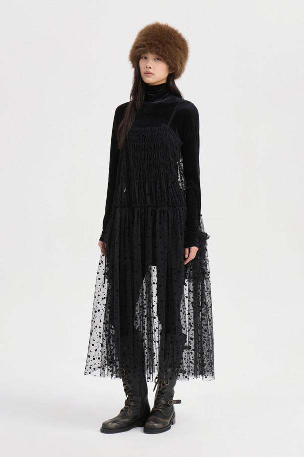 프릴 포인트 벨벳 긴소매 티셔츠(블랙)는 우아한 스타일을 연출하는 여성 티셔츠입니다. 부드러운 벨벳 소재에 슬림핏으로 제작되어 편안하면서도 세련된 실루엣을 선사합니다. 터틀넥 디자인과 밑단의 볼륨감, 프릴 디테일이 더해져 로맨틱하고 클래식한 무드를 강조합니다. 가을, 겨울 시즌에 데이트룩, 모임룩, 연말 모임룩 등 다양한 TPO에 활용하기 좋습니다. 신축성이 좋아 활동성 또한 보장하며, 블랙 컬러로 어떤 하의와도 쉽게 매치할 수 있습니다.
