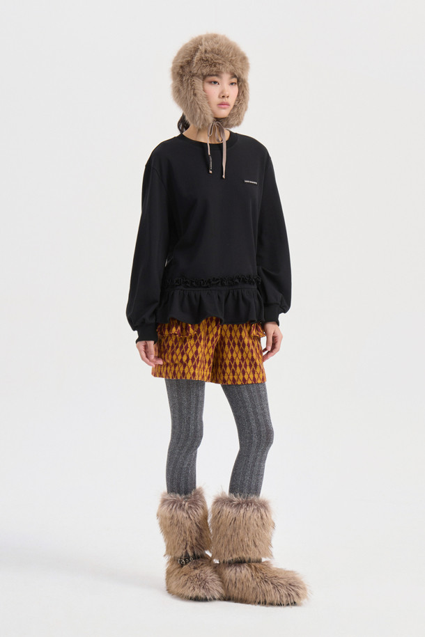 Hem Line Frill Sweatshirt (블랙)은 부드러운 면 소재로 제작되어 가을과 겨울에 따뜻하게 착용할 수 있는 여성 맨투맨입니다. 캐주얼하고 미니멀한 스타일로, 루즈핏과 라운드넥 디자인이 편안함을 선사합니다. 무지 패턴의 블랙 컬러는 어떤 하의와도 쉽게 매치할 수 있으며, 밑단 프릴 디테일이 여성스러운 포인트를 더합니다. 긴 소매 기장과 두꺼운 두께감으로 포근하게 착용 가능한 데일리 아이템입니다.
