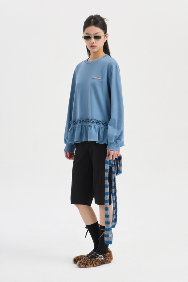 헤 라인 프릴 스웨트셔츠 (블루)는 산뜻한 블루 컬러와 부드러운 면 소재로 제작되어 봄, 가을 시즌에 활용하기 좋은 아이템입니다. 캐주얼한 무드를 연출하며 데이트룩, 봄 소풍룩에 적합합니다. 크롭 기장의 루즈핏으로 편안하면서도 스타일리시하게 연출할 수 있으며, 밑단 프릴 디테일이 여성스러운 포인트를 더합니다. 얇은 두께감과 라운드넥 디자인으로 간절기에도 부담 없이 착용 가능하며, 미니멀한 스타일을 즐기는 분들께 추천합니다.
