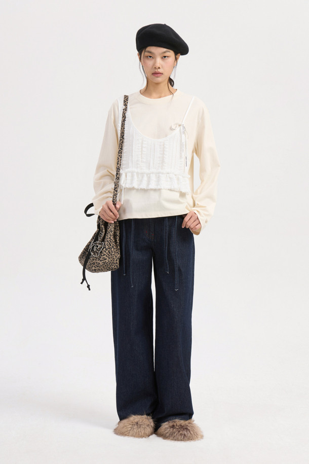 부드러운 면 소재의 '뷔스티에' 롱 슬리브 티셔츠입니다. 가볍고 얇은 두께감으로 봄, 가을 시즌에 활용하기 좋으며, 라운드넥과 긴 소매 디자인으로 여성스러운 무드를 연출합니다. 셔링 뷔스티에 디테일이 포인트이며, '실켓' 가공 처리된 싱글 져지 소재로 부드러운 촉감을 선사합니다. 스탠다드핏 또는 루즈핏으로 편안하게 착용 가능하며, 일상 및 데이트룩, 캐주얼 및 미니멀 스타일 연출에 적합합니다. 라이트 베이지 컬러로 다양한 하의와 매치하기 좋습니다.
