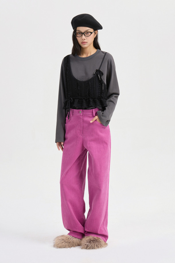 다크 그레이 컬러의 뷔스티에 롱 슬리브 티셔츠입니다. 부드러운 촉감의 면 소재로 제작되었으며, 봄, 가을에 착용하기 좋습니다. 루즈 핏에 라운드넥 디자인으로 편안한 착용감을 선사하며, 셔링 뷔스티에 디테일이 돋보입니다. 일상, 데이트룩, 모임룩 등 다양한 TPO에 캐주얼, 미니멀, 클래식 스타일로 연출하기 좋습니다. 싱글 져지 소재에 실켓 가공하여 부드러운 착용감을 느낄 수 있습니다.
