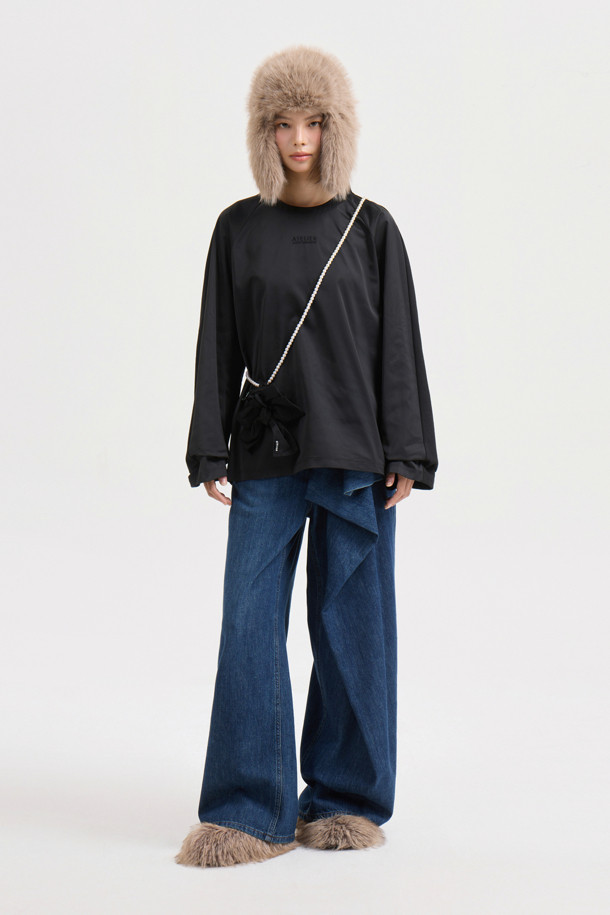 [Atelier] 우븐 믹스 롱 슬리브 티셔츠 (블랙)는 봄, 가을 계절에 어울리는 공용 의류입니다. 우븐과 져지 소재를 믹스하여 바스락거리는 촉감과 은은한 광택감을 선사하며, 루즈핏과 스탠다드핏으로 편안한 착용감을 제공합니다. 라운드넥에 긴소매 기장이며, 앞 중심의 아틀리에 자수 포인트가 돋보이는 블라우스 무드의 캐주얼 티셔츠입니다. 데이트룩이나 카페룩, 미니멀 & 캐주얼 & 스트릿 스타일을 즐기는 분들께 추천합니다.
