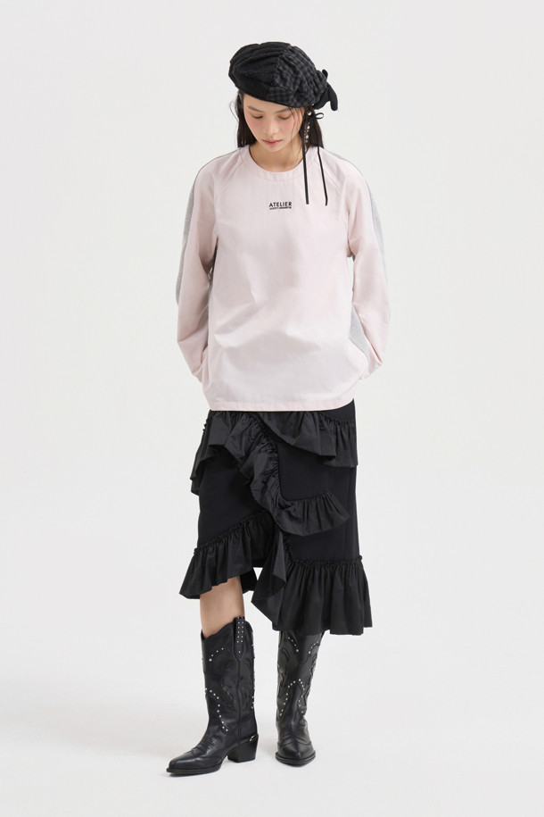 [Atelier] 우븐 믹스 롱 슬리브 티셔츠 (라이트 핑크)는 여성스러운 무드의 티셔츠입니다. 우븐과 미니 쮸리 소재를 혼방하여 바스락거리는 촉감과 은은한 광택감을 선사합니다. 라운드넥에 루즈핏으로 편안하게 착용 가능하며, 앞 중심의 아틀리에 자수 로고가 포인트입니다. 데이트룩이나 카페룩에 잘 어울리는 캐주얼, 스마트 캐주얼 스타일의 아이템으로, 봄, 가을에 활용하기 좋습니다. 블라우스처럼 여성스러운 분위기를 연출해보세요.
