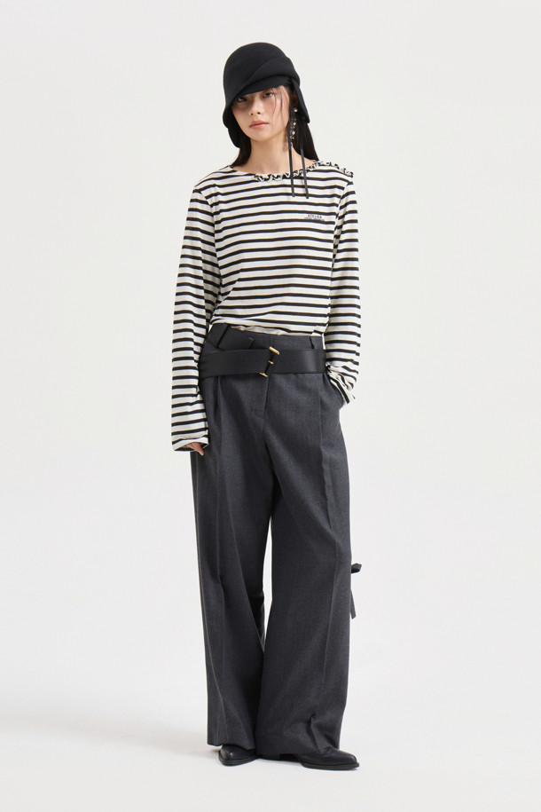 [Atelier] 프릴 포인트 스트라이프 롱 슬리브 티셔츠(아이보리)는 여성스러운 무드를 연출하는 캐주얼 티셔츠입니다. 부드러운 30수 싱글 져지 면 소재로 제작되어 편안한 착용감을 선사하며, 넥 프릴 디테일과 가슴 자수 포인트가 돋보입니다. 슬림핏 디자인에 아이보리 컬러와 스트라이프 패턴이 더해져 클래식하면서도 미니멀한 스타일을 완성합니다. 데이트룩이나 카페룩에 매치하여 여성스러운 분위기를 연출해보세요. 봄, 가을 시즌에 활용하기 좋은 웨어러블한 디자인의 긴소매 티셔츠입니다.
