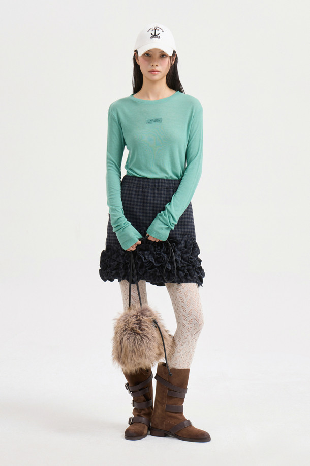 [Atelier] 자수 포인트 슬림핏 긴팔 티셔츠 (green)는 부드러운 촉감의 울, 텐셀 혼방 소재로 제작되어 봄, 가을에 착용하기 좋습니다. 슬림핏 디자인과 라운드넥으로 캐주얼하고 베이직한 스타일을 연출하며, 레이스 테이프 디테일과 아틀리에 자수 포인트가 특징입니다. 데이트룩, 카페룩 등 다양한 TPO에 활용 가능하며, 이너용 티셔츠로도 적합하여 활용도가 높습니다. 그린 컬러로 세련된 느낌을 더해 클래식, 미니멀 스타일을 즐기는 분들께 추천합니다.
