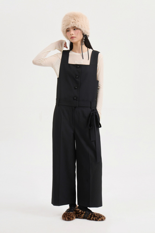 [Atelier] 자수 포인트 슬림 핏 긴팔 티셔츠는 부드러운 촉감의 울, 텐셀 혼방 소재로 제작되어 봄, 가을에 착용하기 좋습니다. 아이보리 컬러에 아틀리에 자수 포인트와 레이스 테이프 디테일이 더해져 캐주얼하면서도 베이직한 스타일을 연출합니다. 슬림핏 디자인과 라운드넥으로 편안하게 착용 가능하며, 얇은 두께감으로 다양한 스타일링에 활용하기 좋습니다. 동네 마실룩, 카페룩 등 편안한 TPO에 미니멀, 클래식한 스타일을 더해보세요. 후라이스 소재로 제작되어 부드러운 착용감을 선사합니다.
