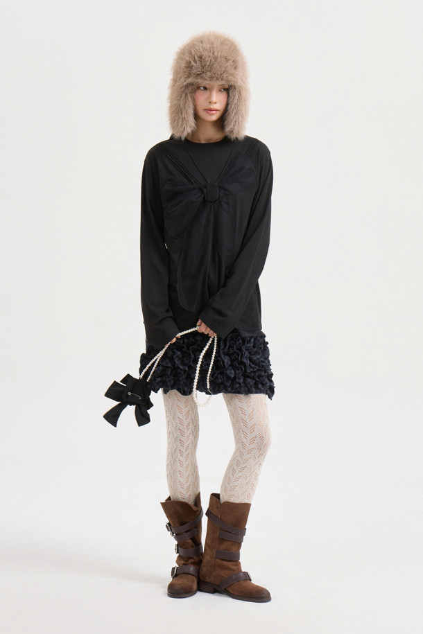 [Atelier] 리본 아플리케 롱 슬리브 티셔츠 (블랙)는 부드러운 모달 소재로 제작되어 편안한 착용감을 선사합니다. 유니크하고 캐주얼한 스타일을 연출하며, 메쉬 리본 디테일과 세일러 카라 프린트, 하이브리드 디자인이 돋보입니다. 라운드넥에 여유 있는 핏으로 편안함을 더했으며, 봄, 가을 계절에 데이트룩, 카페룩 등 다양한 TPO에 활용하기 좋습니다. 미니멀하면서도 로맨틱한 무드를 연출할 수 있는 긴소매 티셔츠입니다.
