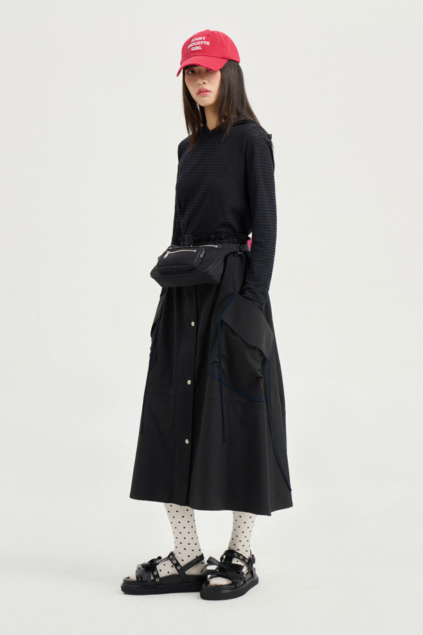 슬림핏 후드 티셔츠입니다. 블랙 색상의 무지 디자인으로, 캐주얼, 미니멀, 시크 스타일을 연출하기 좋습니다. 나일론 소재로 제작되어 가볍고 실용적이며, 힙색, 웨이스트백, 벨트백과 같은 웨어러블한 룩에 잘 어울립니다. 수납 기능과 지퍼 디테일로 편의성을 더했으며, 동네 마실룩, 여행룩, 산책룩 등 다양한 TPO에 활용하기 좋습니다. 스몰 사이즈로, 여성분들에게 적합합니다.
