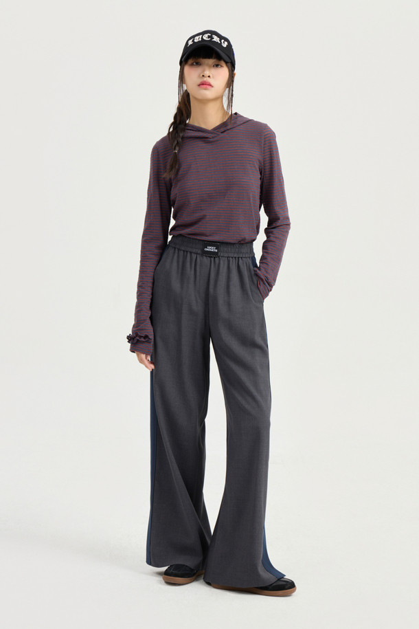 슬림핏 후드 티셔츠는 다크 브라운 컬러의 여성용 후드 티셔츠입니다. 봄, 가을 시즌에 적합하며, 얇은 두께와 부드러운 져지 소재로 편안한 착용감을 선사합니다. 슬림핏으로 제작되어 캐주얼하고 미니멀한 스타일을 연출하며, 소매와 후드에 프릴 디테일이 더해져 여성스러운 포인트를 더했습니다. 스트라이프 패턴과 배색 스티치 자수 디테일이 돋보이며, 기본 이너로 활용도가 높아 동네 마실룩, 카페룩, 봄 소풍룩 등 다양한 TPO에 활용하기 좋습니다.
