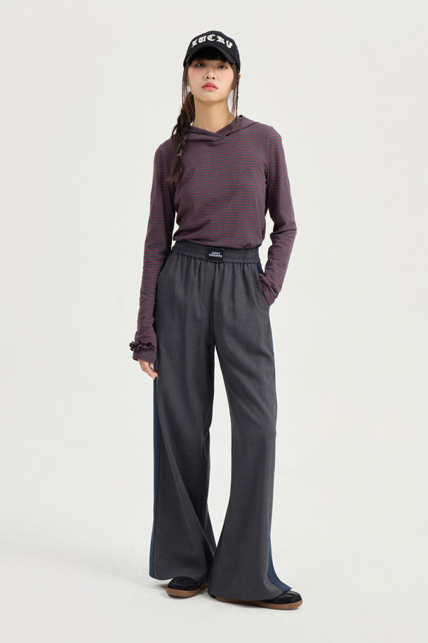 **슬림핏 후드 티셔츠**

여성용 슬림핏 후드 티셔츠입니다. 갈색 컬러에 캐주얼한 스타일로, 봄, 가을에 착용하기 좋습니다. 소매와 후드 부분에 프릴 디테일이 있으며, 배색 스티치 자수가 포인트입니다. 스트라이프 및 플라워 패턴으로 디자인되어 있으며, 기본 이너 티셔츠로 활용 가능합니다. 동네 마실룩, 카페룩, 봄 소풍룩 등 다양한 TPO에 맞춰 미니멀하고 로맨틱한 스타일을 연출해보세요.
