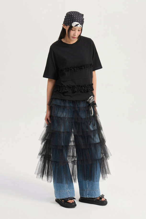 프릴 포인트 반소매 티셔츠는 여성 의류로, 캐주얼하고 미니멀한 스타일을 연출하기에 좋습니다. 봄, 여름 시즌에 적합하며, 스탠다드 핏과 라운드넥 디자인으로 편안하게 착용할 수 있습니다. 블랙 색상의 무지 티셔츠로, 앞판 메쉬 배색과 프릴 디테일이 특징입니다. 뒤 상단에는 엠블럼 자수 디테일이 더해져 포인트를 줍니다.
