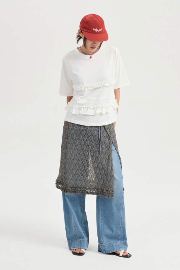 프릴 포인트 반소매 티셔츠는 여성스러운 무드를 연출해 주는 캐주얼 스타일의 반팔 티셔츠입니다. 라운드넥 디자인에 스탠다드핏 또는 루즈핏으로 편안하게 착용 가능하며, 봄, 여름 시즌에 적합합니다. 화이트 색상에 무지 패턴으로 어떤 하의와도 쉽게 매치할 수 있습니다. 메쉬 배색과 엠블럼 자수, 프릴 디테일이 더해져 포인트를 더했습니다. 동네 마실룩, 여행룩 등 다양한 상황에서 웨어러블하게 활용할 수 있습니다.
