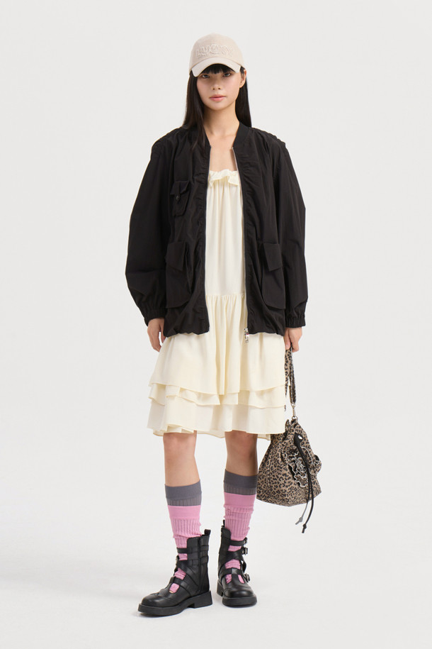 솔리드 포켓 집업 점퍼 (블랙)는 가볍고 부드러운 나일론 소재로 제작되어 봄, 가을 간절기에 적합합니다. 루즈핏으로 편안한 착용감을 선사하며, 블랙 컬러에 무지 패턴으로 어떤 옷에도 쉽게 매치할 수 있습니다. 밑단 밴딩과 니트 넥라인, 아웃포켓, 셔링 디테일이 더해져 캐주얼하면서도 페미닌한 스타일을 연출합니다. 동네 마실룩이나 산책룩과 같이 가벼운 일상에 미니멀하게 활용하기 좋습니다. 긴 소매 기장의 집업 스타일 점퍼입니다.
